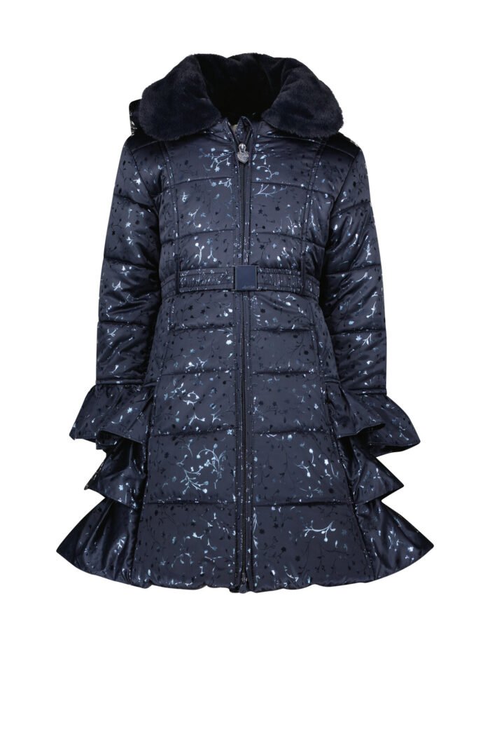 Le Chic Meisjes winterjas ruffel AOP - Bouquet - Navy blauw Le Chic Meisjes winterjas ruffel AOP - Bouquet - Navy blauwMateriaal 100%RPE
