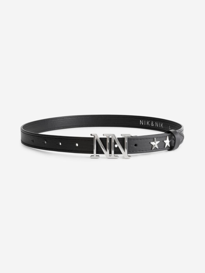 Nik&Nik Meisjes riem - Star - Zwart / Zilver Deze zwarte riem van Nik&Nik met zilveren sterren en logo brengt een vleugje glamour naar elke outfit. Ideaal voor feestelijke dagen of een chique touch in de dagelijkse look.Materiaal