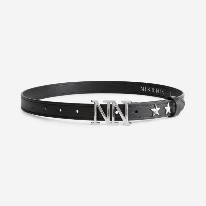 Nik&Nik Meisjes riem - Star - Zwart / Zilver Deze zwarte riem van Nik&Nik met zilveren sterren en logo brengt een vleugje glamour naar elke outfit. Ideaal voor feestelijke dagen of een chique touch in de dagelijkse look.Materiaal