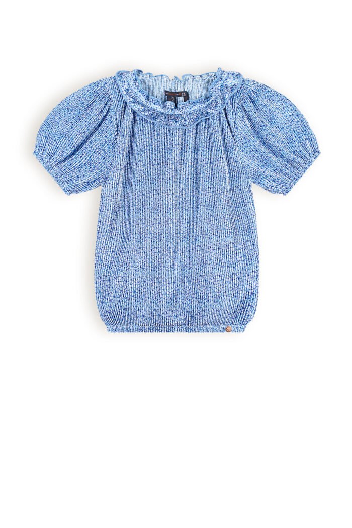 NoNo Meisjes blouse AOP plisse - Kessa - Parisian blauw NoNo Meisjes blouse AOP plisse - Kessa - Parisian blauwMateriaal 100% RPE