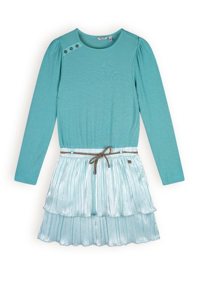 NoNo Meisjes jurk plisse - Moran - Pottery blauw NoNo Meisjes jurk plisse - Moran - Pottery blauwMateriaal 100% PE