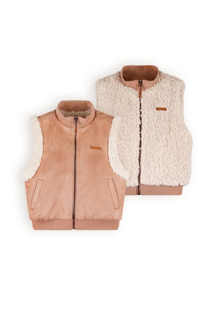 NoNo Meisjes reversibel furry spencer met rits - Kenna - Taupe NoNo Meisjes reversibel furry spencer met rits - Kenna - TaupeMateriaal 90% PE. 10% EA