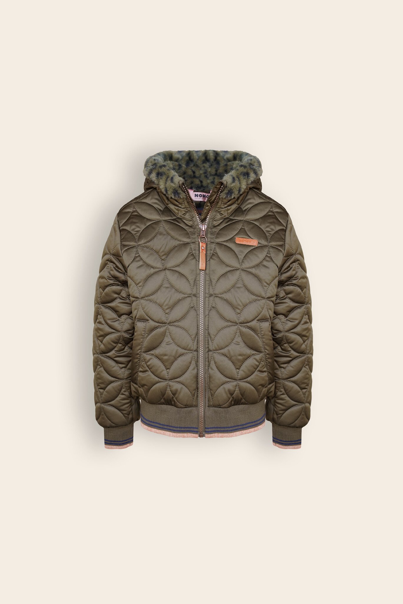 NoNo Meisjes winterjas bomber met capuchon AOP - Bestie - Army groen NoNo Meisjes winterjas bomber met capuchon AOP - Bestie - Army groen Materiaal 100% RPE