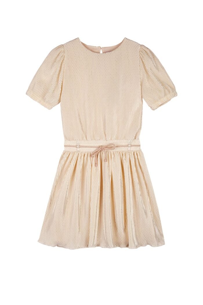 NoNo Zomer jurk meisjes Licht goud - plissee - AOP - korte mouw - Merel NoNo Zomer jurk meisjes Licht goud - plissee - AOP - korte mouw - MerelMateriaal 100% recylced polyesther